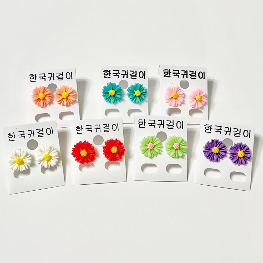 Super Cute Daisy Earrings- multiple color